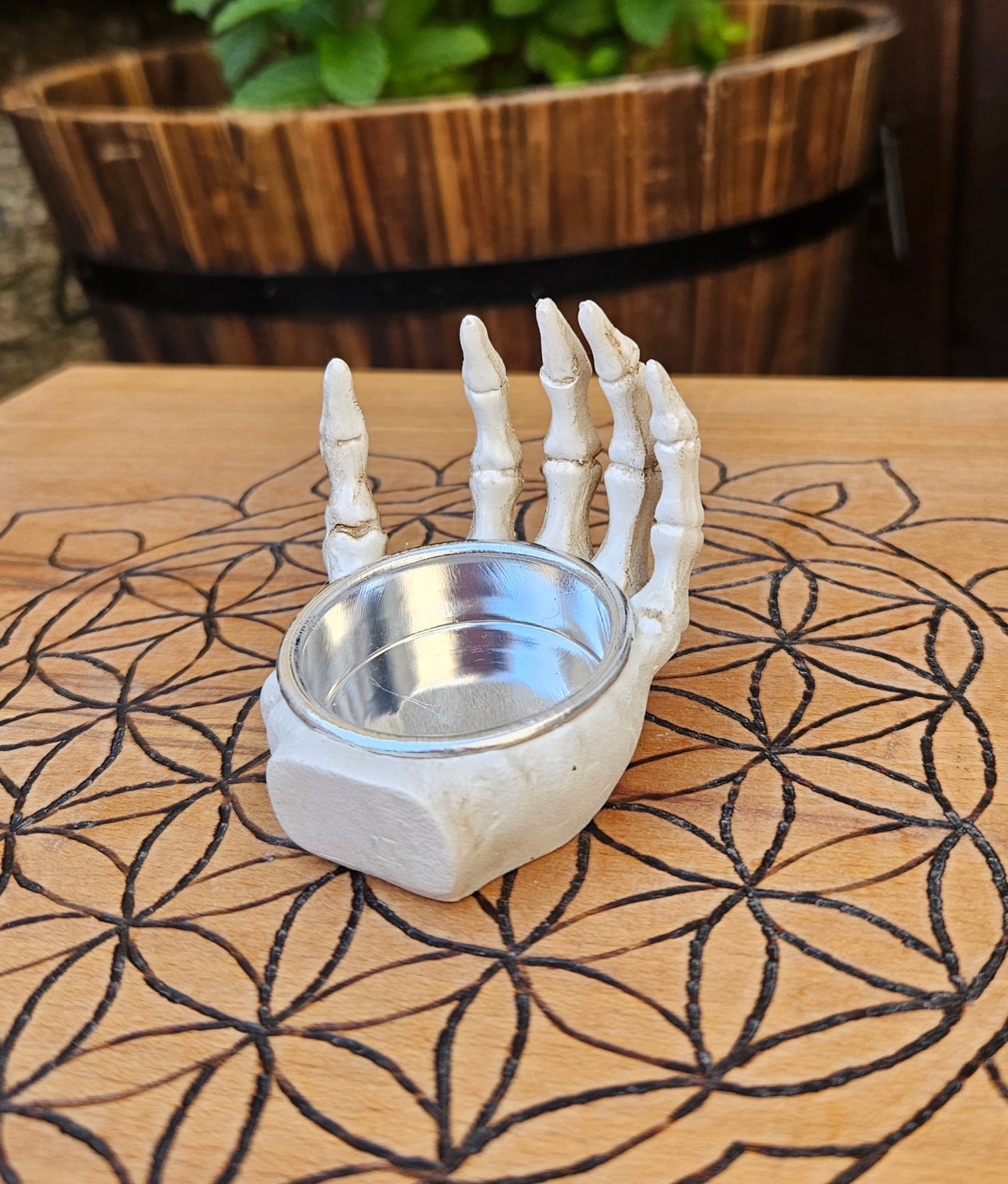 #BS057 Skeletal Hand Tealight / Resin Holder