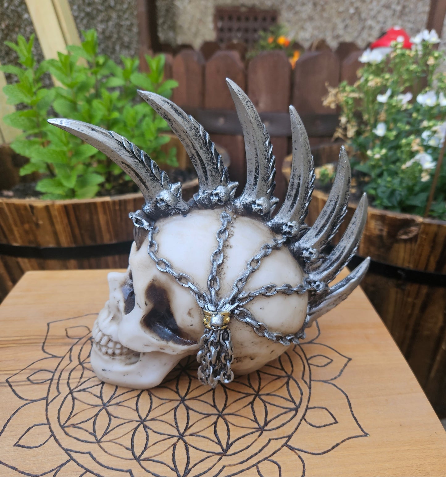 Chain Blade Skull Ornament - Nemesis Now - Ex Display
