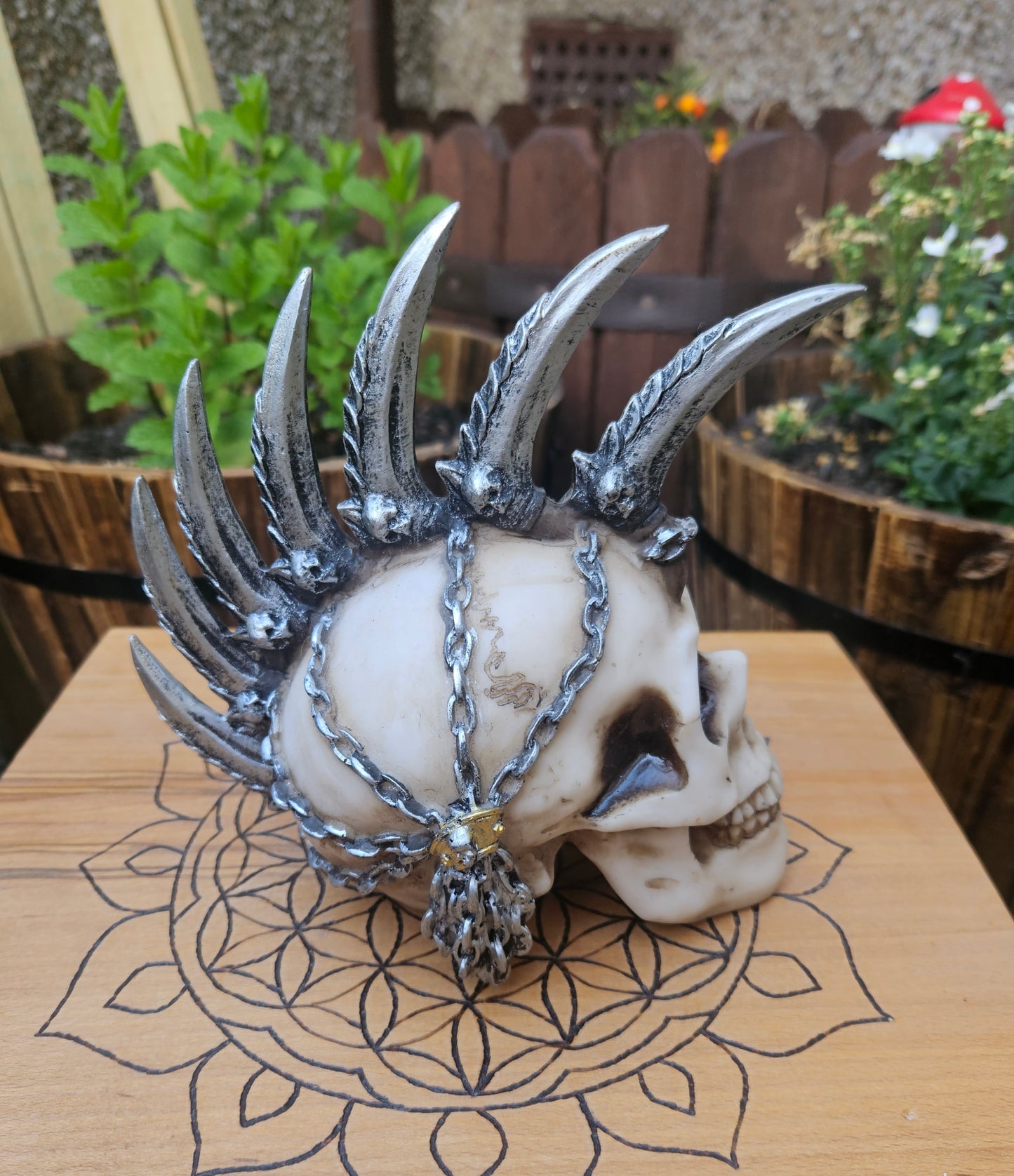 Chain Blade Skull Ornament - Nemesis Now - Ex Display