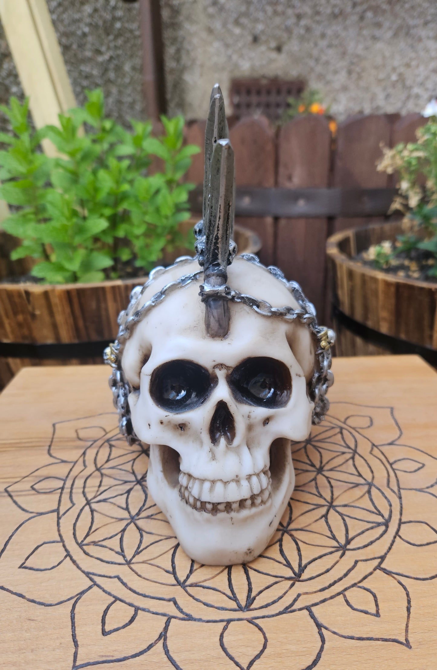 Chain Blade Skull Ornament - Nemesis Now - Ex Display